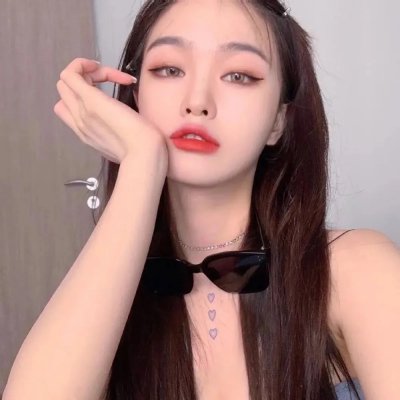 照片里的伴娘